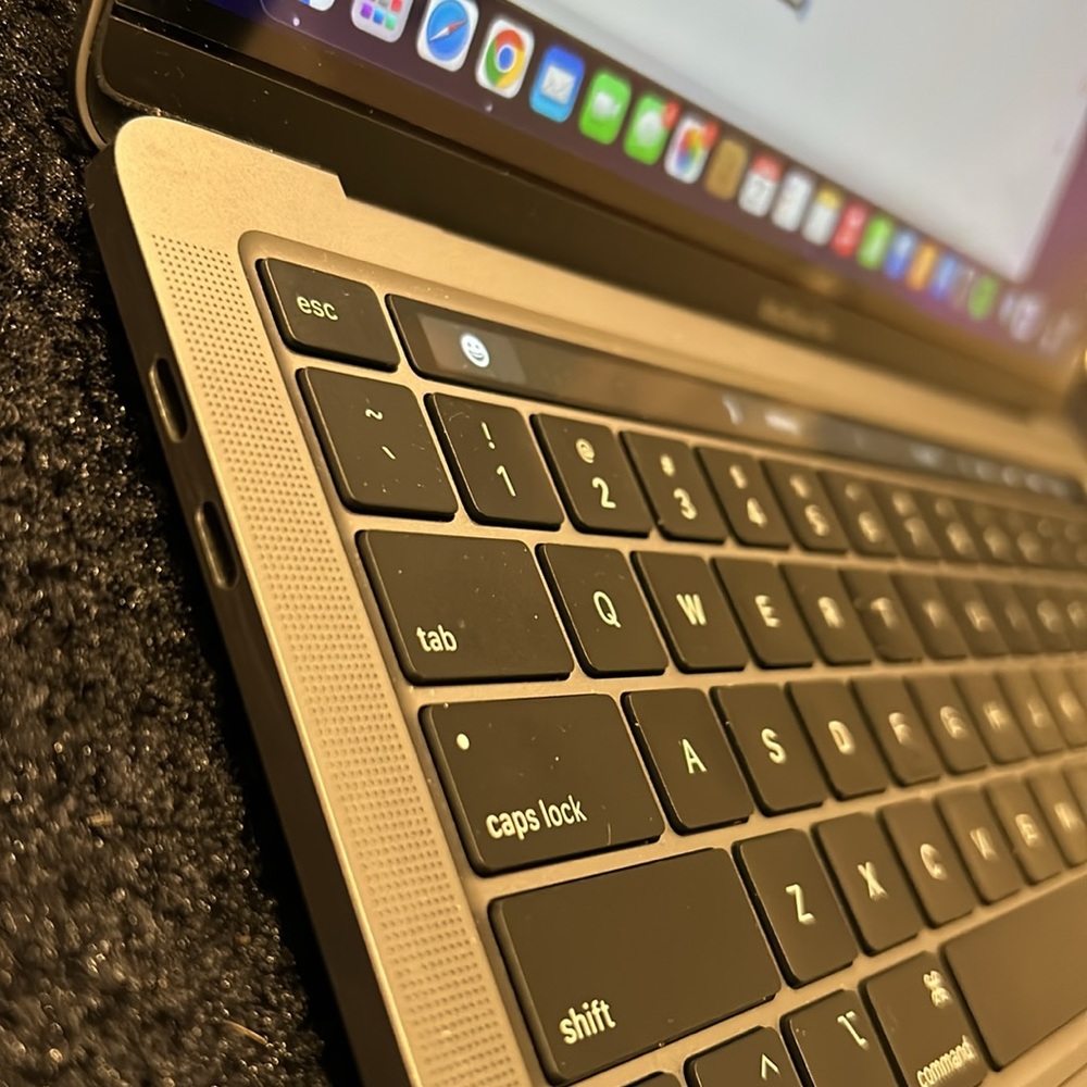 Apple MacBook Pro - Picture 4 of 4